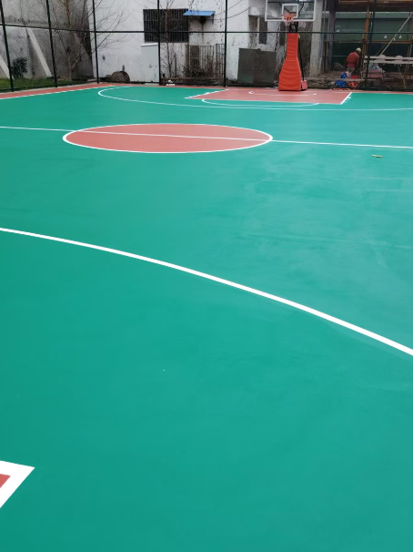 大理 球场长期使用易出现地面开裂